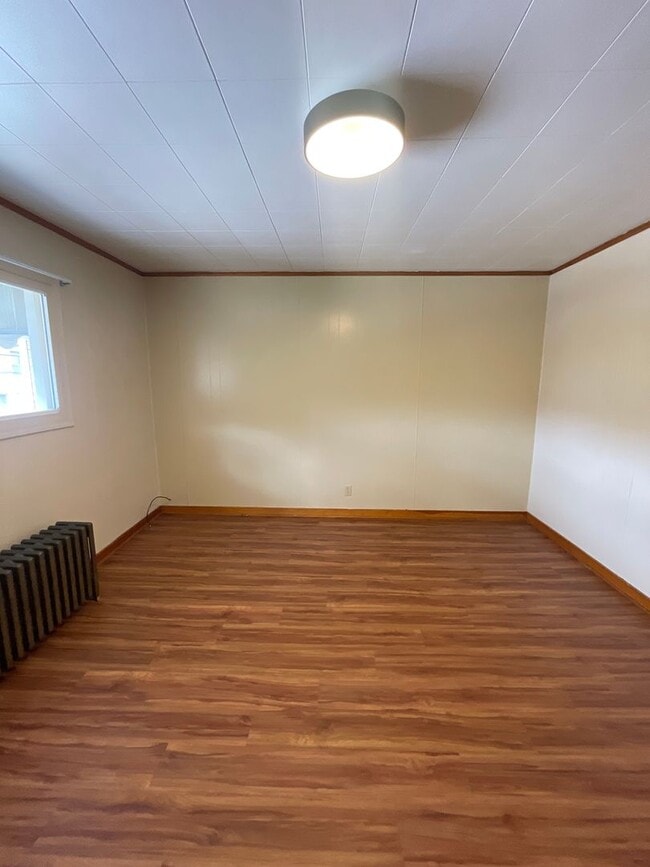 Building Photo - Renovated 3 bed 1 bath with River views fr...