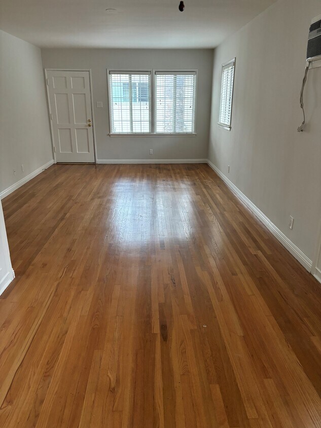 Foto del edificio - 3110 W Riverside Dr