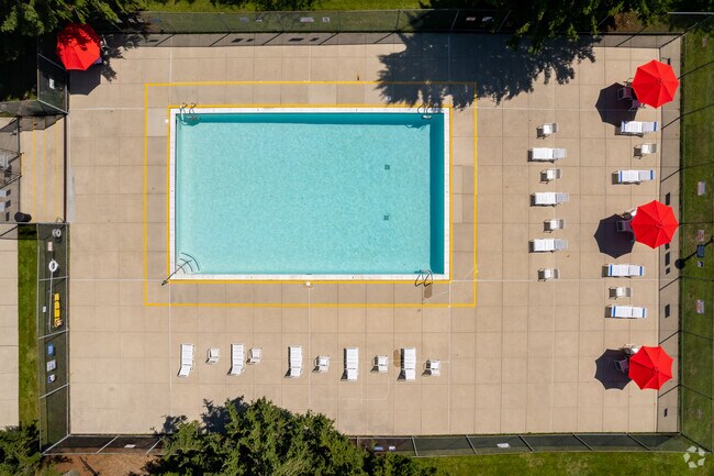 Piscina y solárium - Meadowfield Townhomes of Rochester Hills