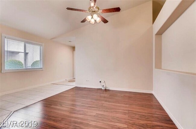 Foto del edificio - Renovated One Story NW Homes. Laminate Wood and Tile Flooring Throughout