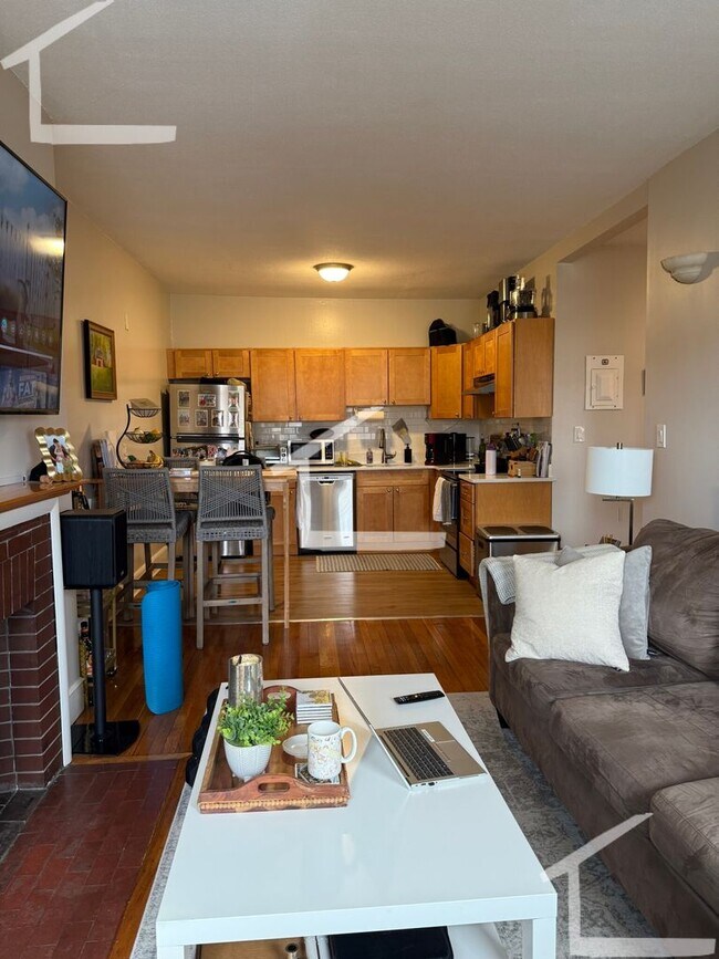 Building Photo - 9/1 No Fee! - Spacious 2BR w/balcony in Wa...