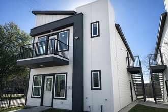 Building Photo - 867 S Victory Dr