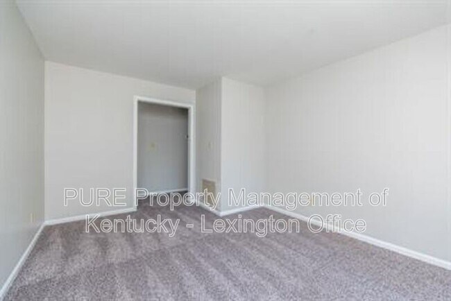 Foto del edificio - 3736 Camelot Dr