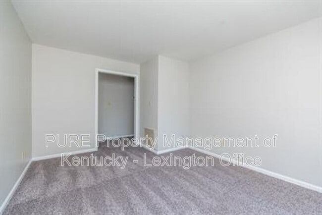 Building Photo - 3736 Camelot Dr