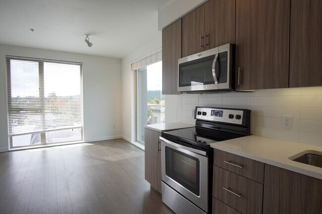 Foto del edificio - Fabulous Top Floor Sellwood 1-Bedroom with Condo-Grade Finishes!