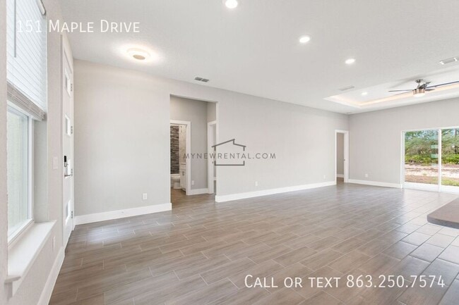 Foto del edificio - 151 Maple Dr