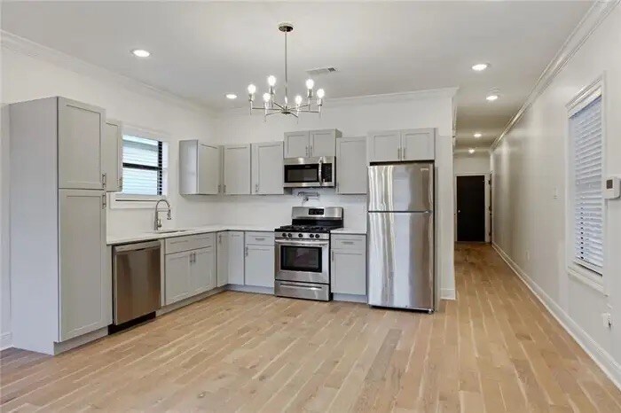 Building Photo - 425 S Lopez St
