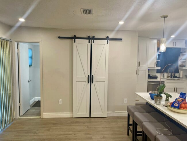 Building Photo - 4000 Del Rio Way