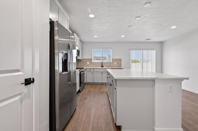 Foto del edificio - Brand New 3BR/2BA Single-Level Home - Community Pool, Park & Easy I-84 Access