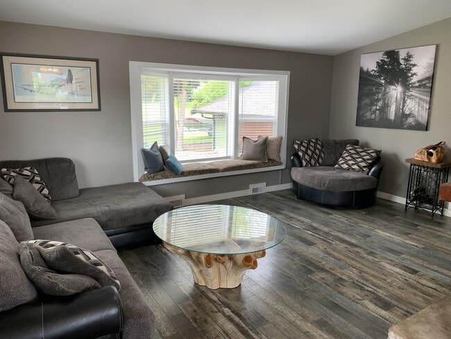 Photo du bâtiment - 110 Saker Pl