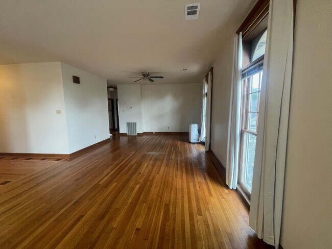 Foto del edificio - 4611 Woodlawn Dr