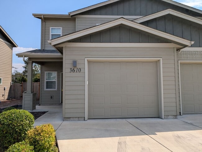 Foto del edificio - Great 3 bedroom/ 2.5 bathroom duplex- Near...