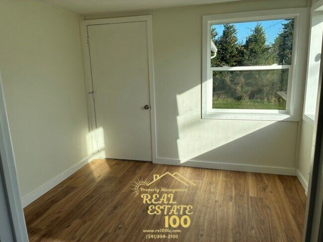 Building Photo - 2633 NE Holmes Rd