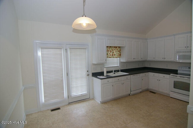Foto del edificio - 2104 Cherrytree Ln