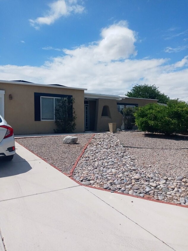 Foto principal - RIO RANCHO-FOUR BEDROOM HOUSE-Furnished