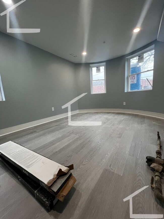 Building Photo - 3 Bedroom