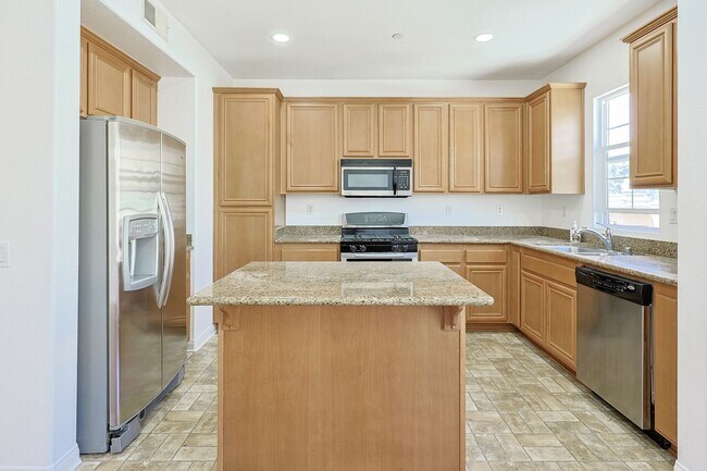 Foto del edificio - La Mesa 2BR + Office Room Townhome-Style Condo with 2-Car Garage Parking