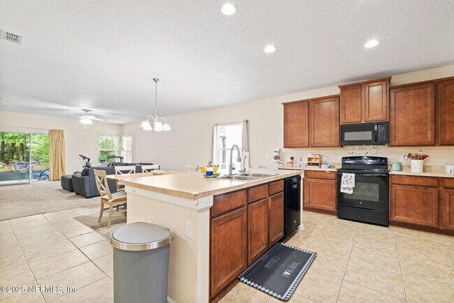 Foto del edificio - 300 Auburn Oaks Rd E