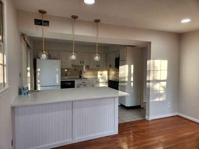 Foto del edificio - Room for rent in a 4 BD 2.5 BA Kings Park West Home