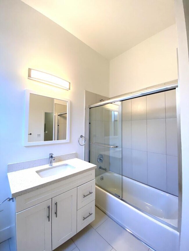 Building Photo - 2 bedroom in San Francisco CA 94115