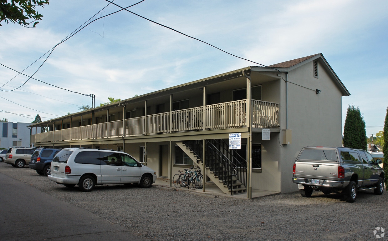 Primary Photo - 765 E 18th Ave