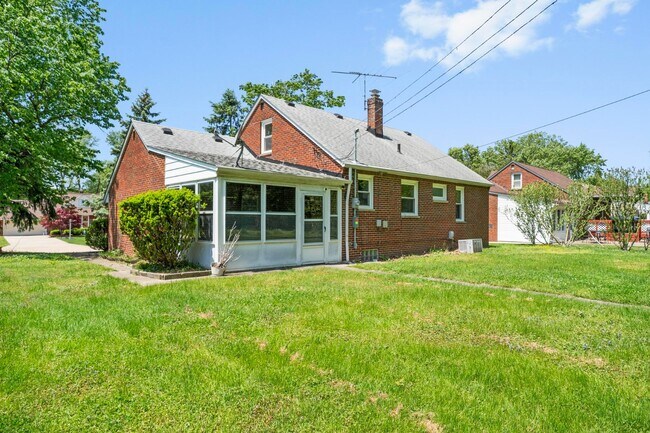 Foto del edificio - Freshly Remodeled 3-Bedroom Cape Cod in The Heart of Richmond Heights