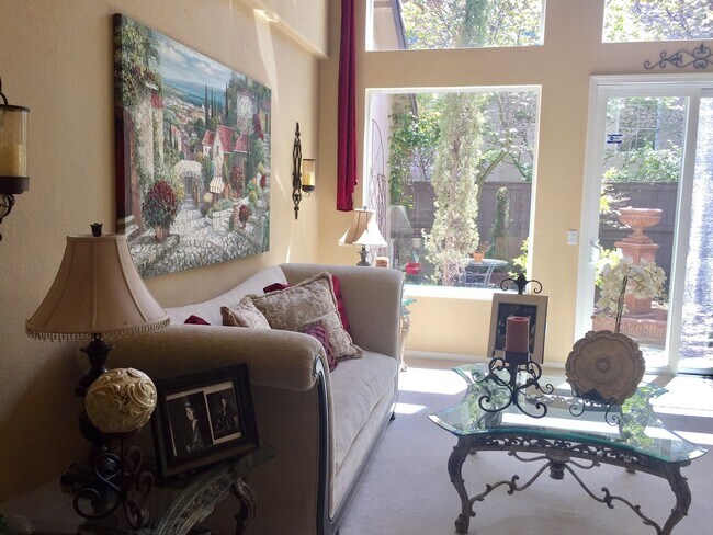 Building Photo - Beautiful Serrano Two Story 4 Bed 4 Bath W...