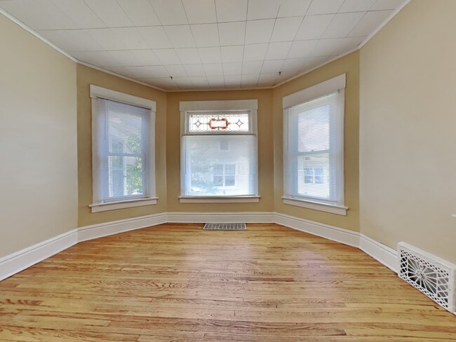 Building Photo - LEASING SPECIAL!! 3 Bedroom, 1 Bathroom Ho...