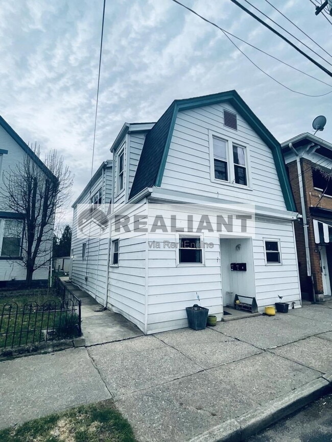 Building Photo - 805 Oak St