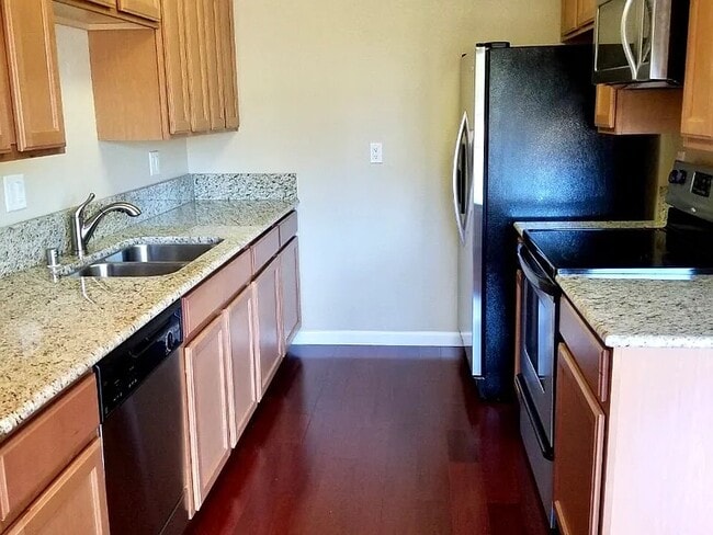 Building Photo - 300 Glenwood Cir