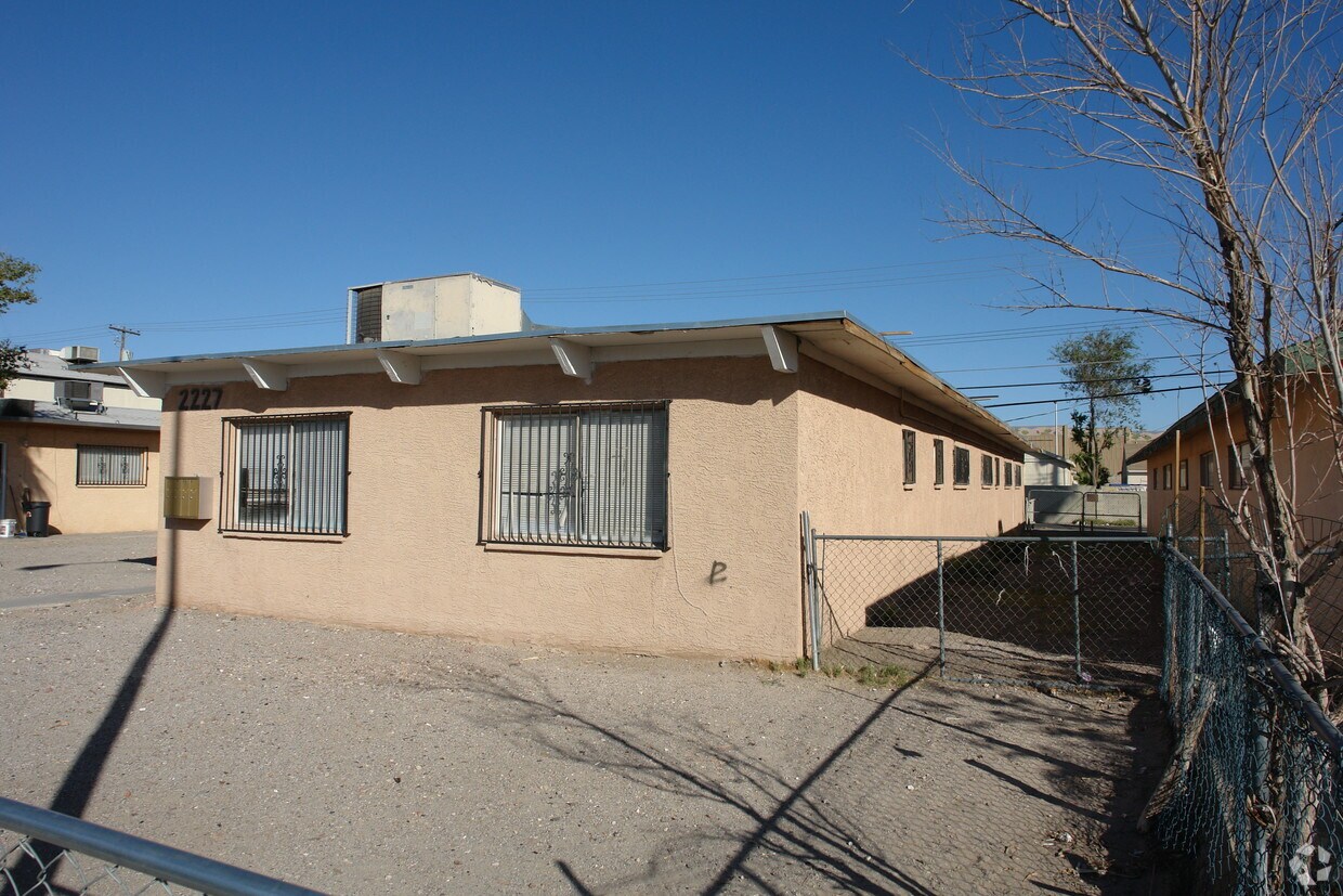 Building Photo - 2227 Stewart Ave