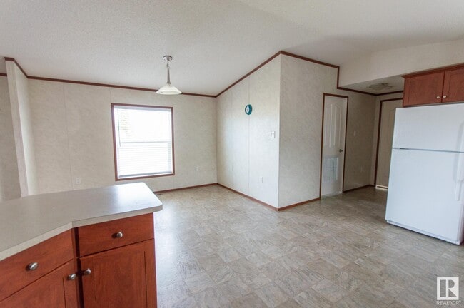 Building Photo - 5016-5050 50 Ave