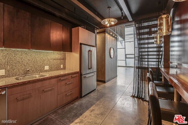 Building Photo - 1 br, 1 bath Condo - 130 S Hewitt St Apt 21