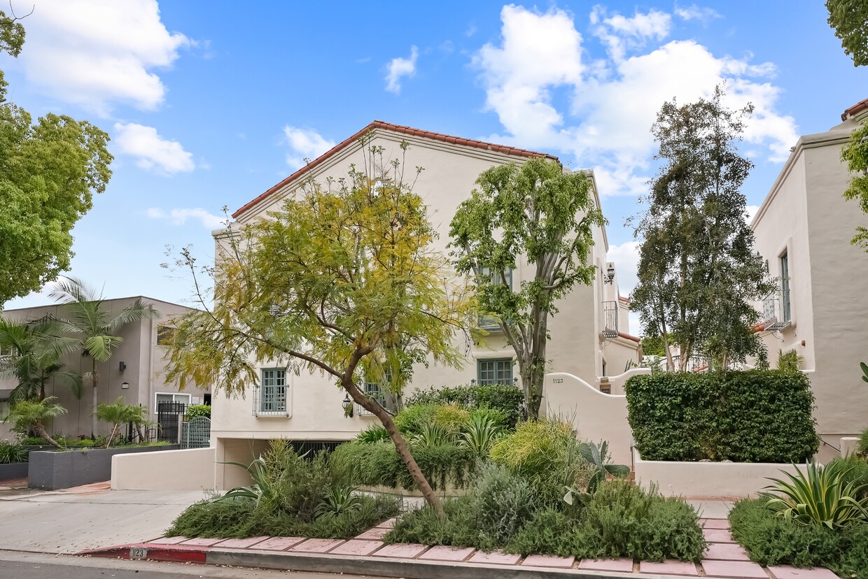 Primary Photo - 1123 Flores St