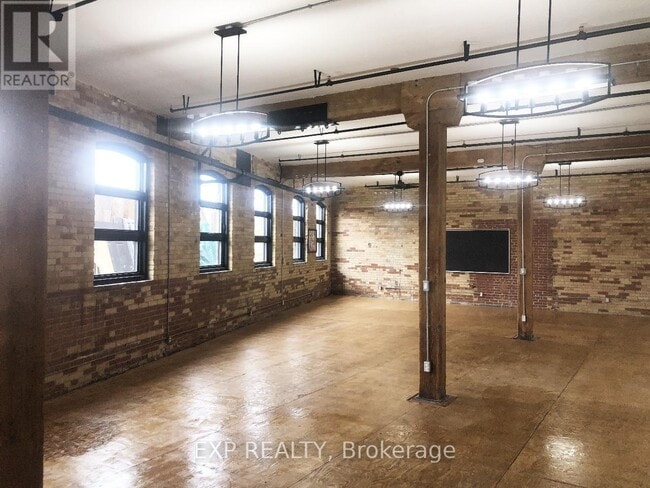Photo du bâtiment - 2480 Dundas St W