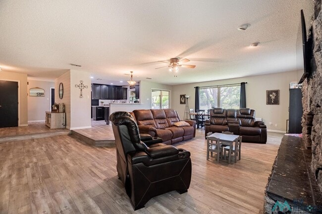 Building Photo - Available Soon! Large 3 bed 2 bath home on the golf course