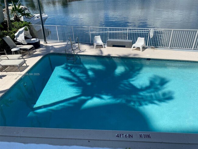 Foto del edificio - 5880 Collins Ave