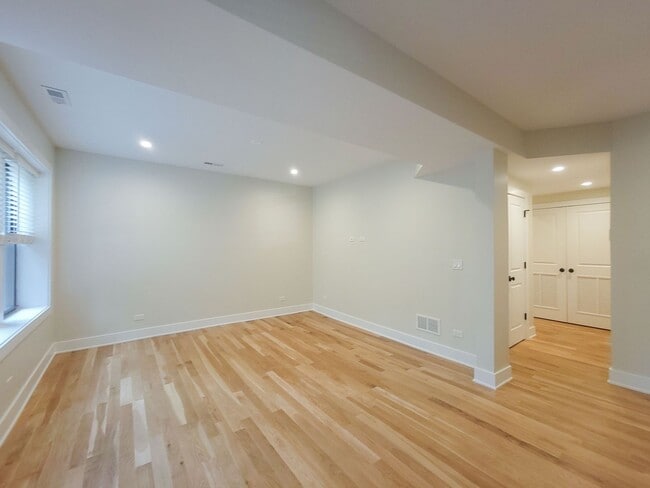 Building Photo - 2017 W Ainslie St