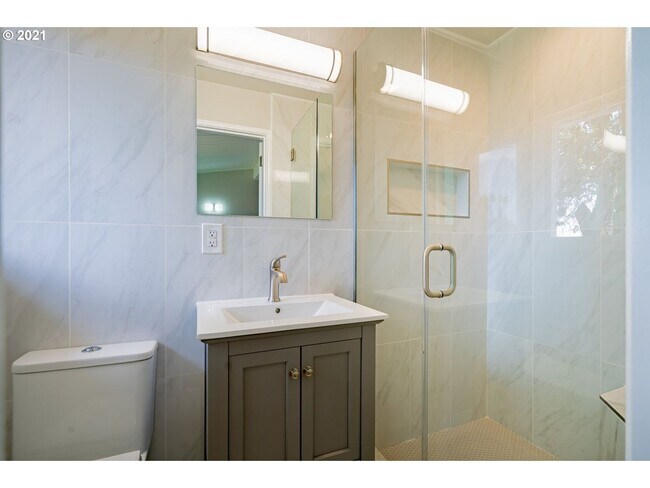 Foto del edificio - Gorgeous 3 Bedroom Remodel in Highly Desirable Lakeshore Neighborhood!