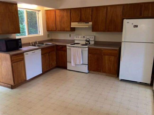 Building Photo - Preleasing Now: Large 6 bed/2 bath home!