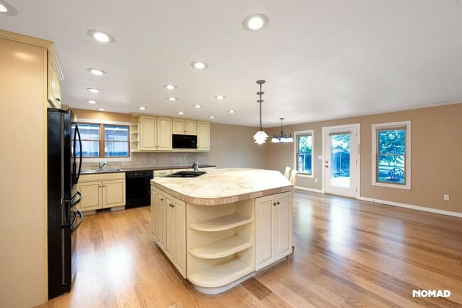 Building Photo - Charming 3BR House on Lakeview Golf Course