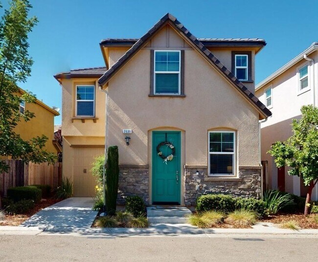 Foto del edificio - Clovis Loma Vista  3 Bedroom/2.5 Bath Home For Lease