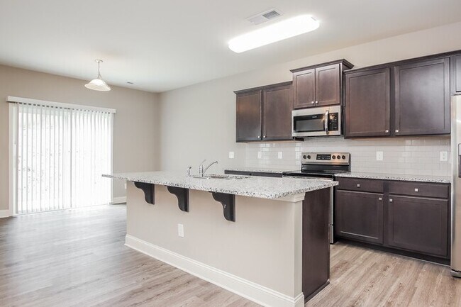Building Photo - Spacious 4 bedroom home with main level of...