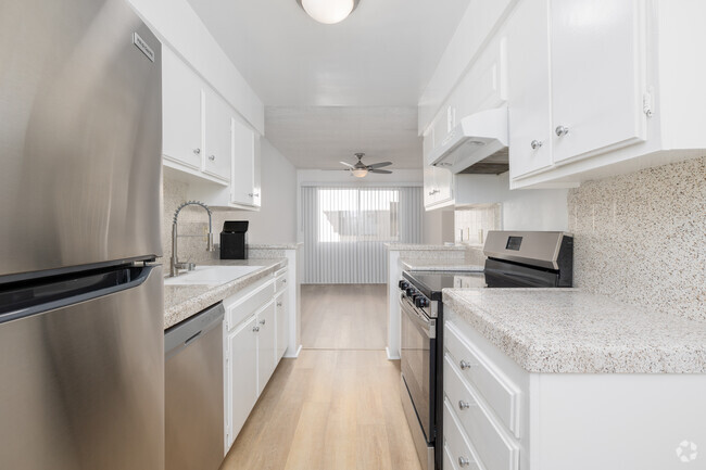 2BD, 2BA - 1,200SF - Kitchen - 11810 Mayfield Ave