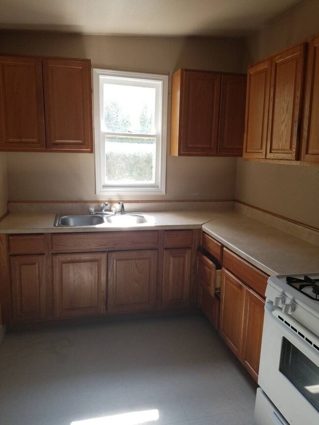 Building Photo - 3 br, 1 bath House - 1035 Gulf St