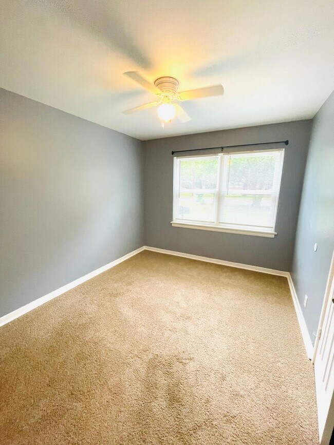 Building Photo - ** 3 bed 1 bath located in Rosemont Height...