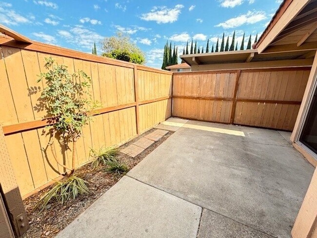 Building Photo - Welcome Home to this Adorable Tustin Condo!