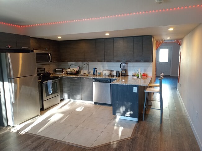 Building Photo - 338-338 Albert St