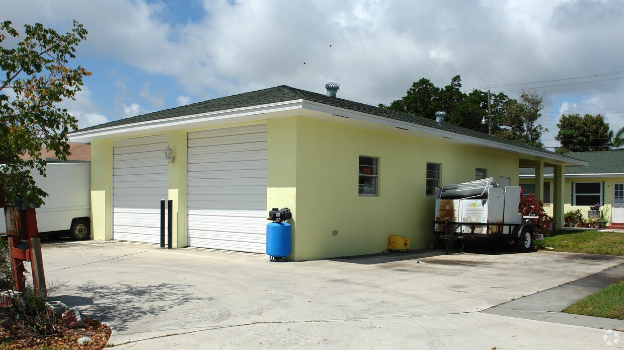 Garage, separate building. - 1131 N Federal Hwy