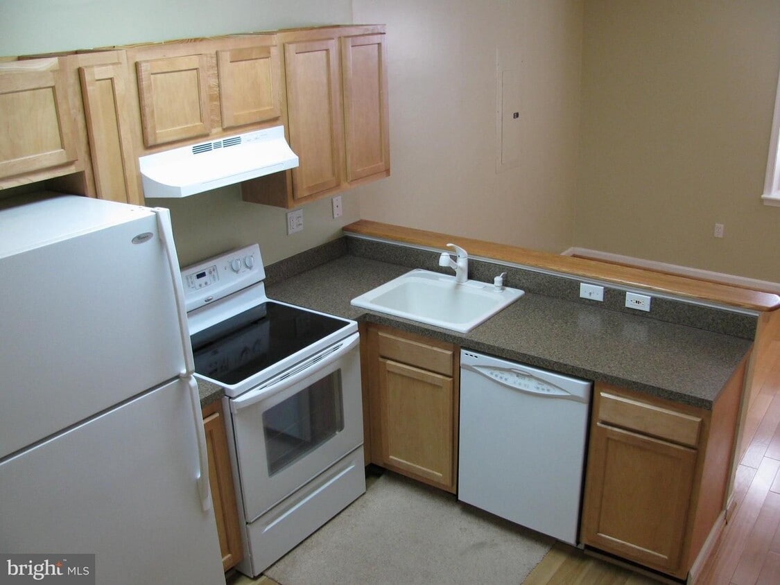 Building Photo - Sunny and Spacious One-Bedroom Apartment S...